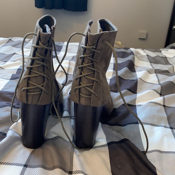 *SOLD* Heeled bootie - Picture 3 of 6